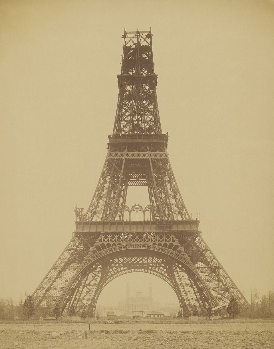 La tour Eiffel encore inachevée dominant son chantier en 1888